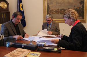 Podpis koaliční smlouvy ČSSD, SNK-ED a ANO v Jindřichově Hradci v pondělí 3. listopadu 2014.