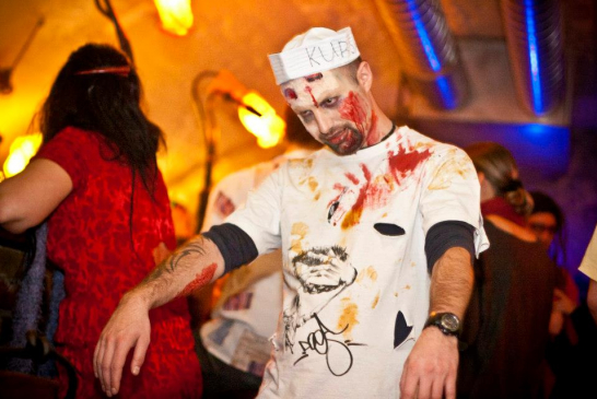 Zombie party v baru 69 aneb neživý Hradec