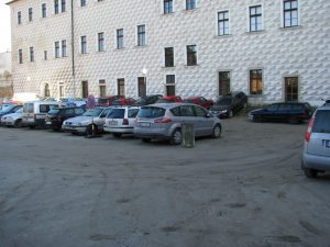Od pondělí se z důvodu rekonstrukce uzavře parkovací plocha v jezuitské koleji