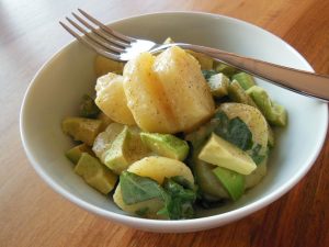 Syrové topinambury používáme do různých salátů. Tepelně upravujeme stejně jako brambory, vaříme však kratší dobu - Foto: Fotobanka Pixaba