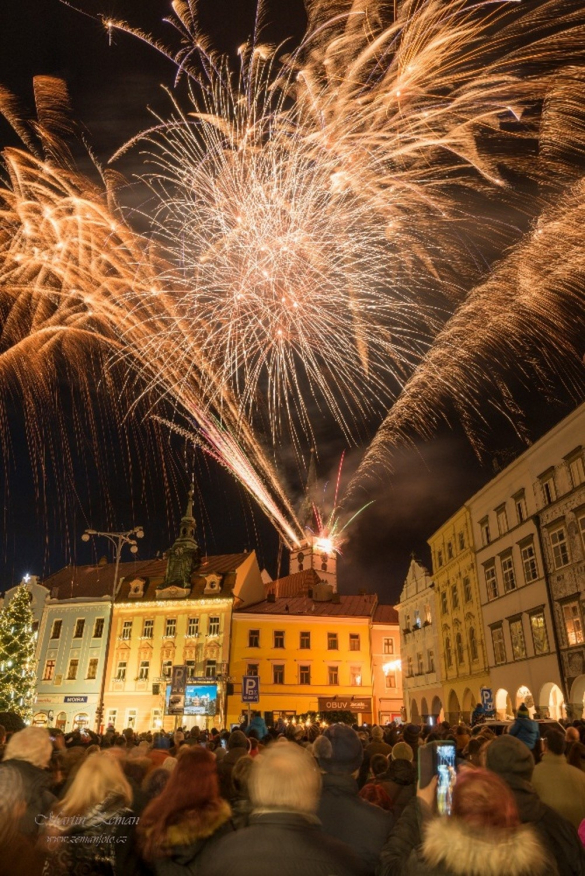 Novoroční ohňostroj v Jindřichově Hradci - FOTO: Martin Zeman