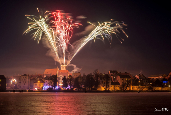 Novoroční ohňostroj v Jindřichově Hradci - FOTO: Martin Zeman