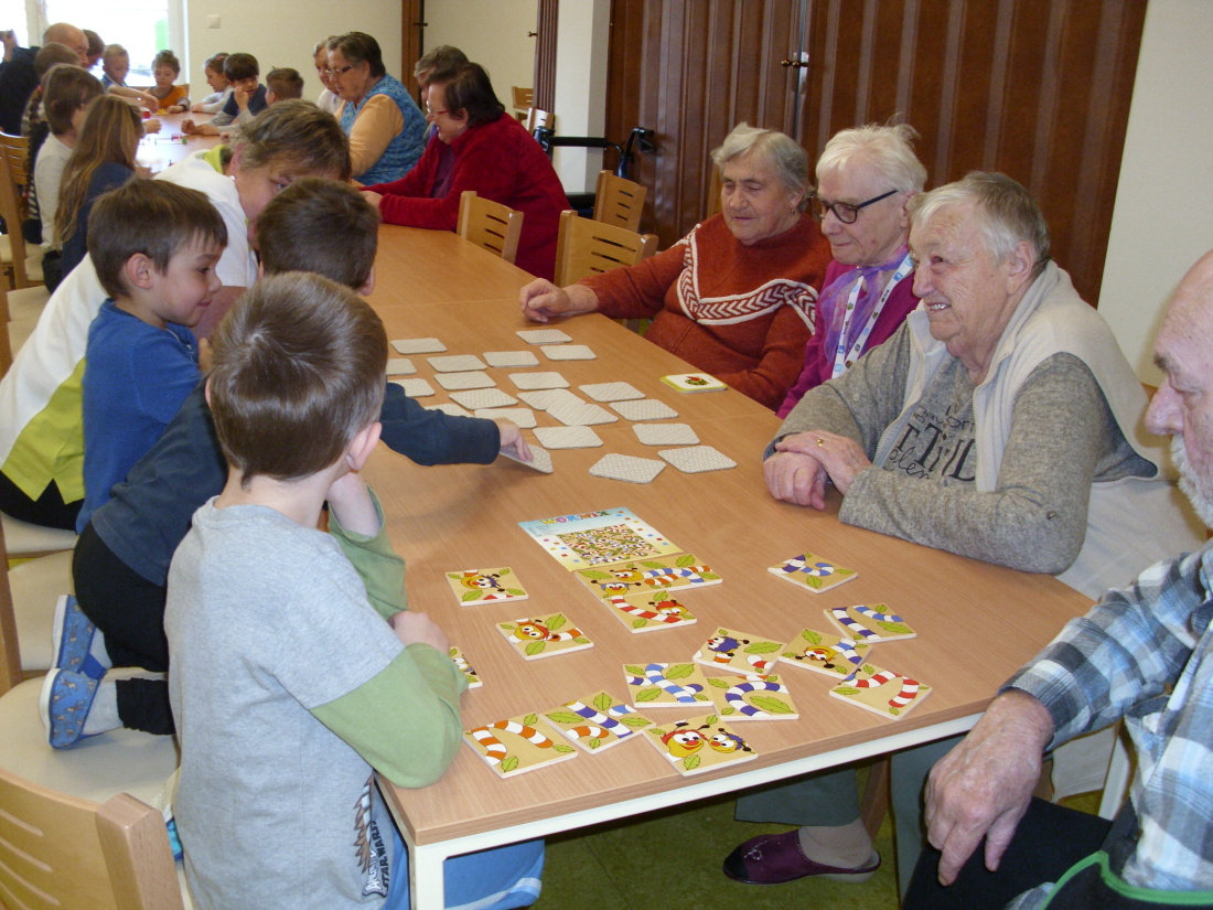 Další setkání seniorů s dětmi z MŠ v Dačicích v rámci projektu „Ty semnou, já s tebou“