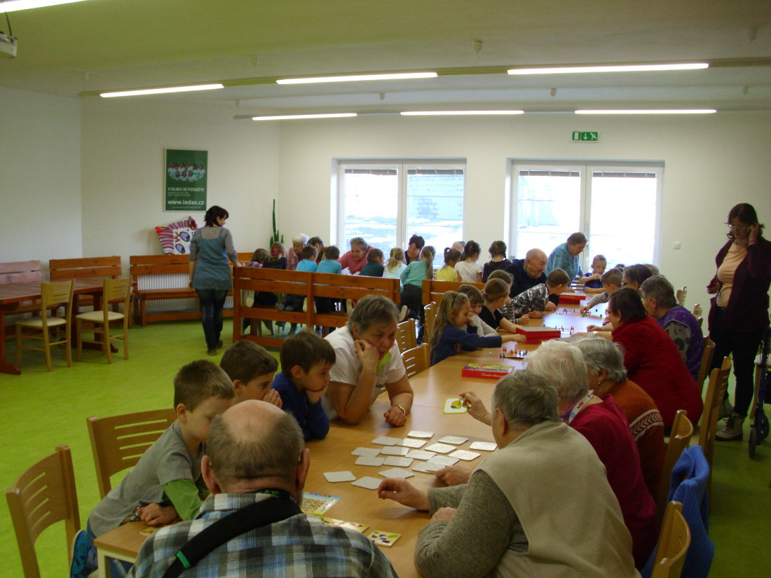 Další setkání seniorů s dětmi z MŠ v Dačicích v rámci projektu „Ty semnou, já s tebou“