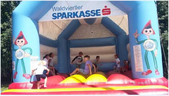XIV. „Michálek Cup 2018“. Děti dováděly na skákacím hradu, který zapůjčila Waldviertler Sparkasse.