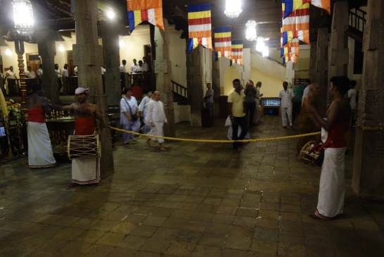 Srí Lanka – Púdža v chrámu Buddhova zubu a nenasytný mnich (cestování s Kateřinou Duchoňovou #8)_Kandy10_konflikt_(4)