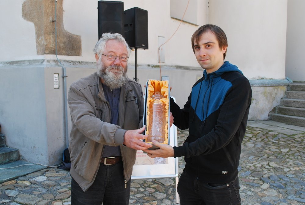 Absolutní vítěz závodu Běž na věž v roce 2019 František Steinhauser s ředitelem Muzea Jindřichohradecka PhDr. Jaroslavem Pikalem