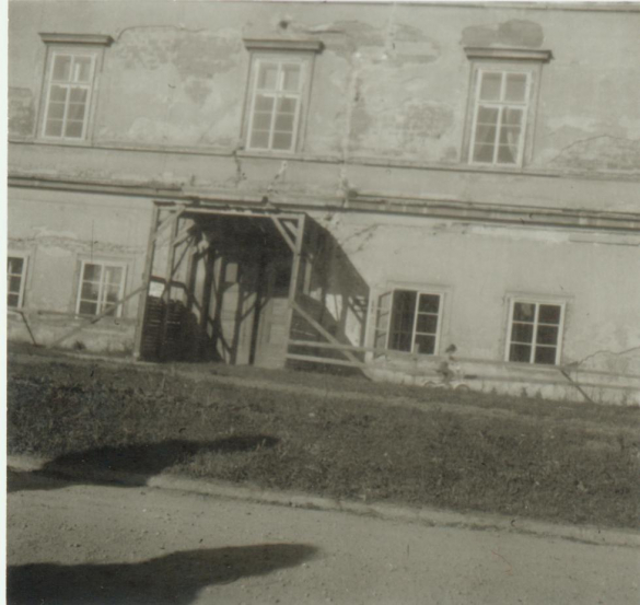 vstup do jižního křídla zámku v roce 1985
