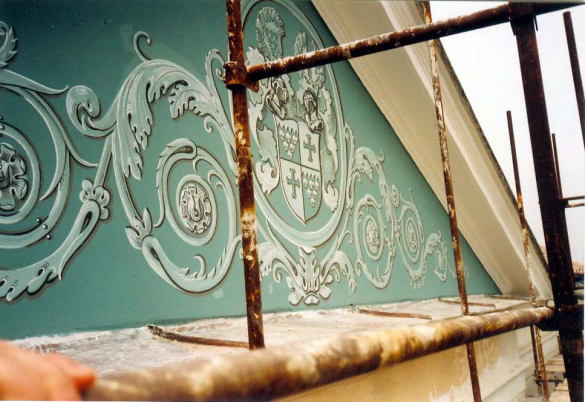 restaurování malby erbu v roce 1992