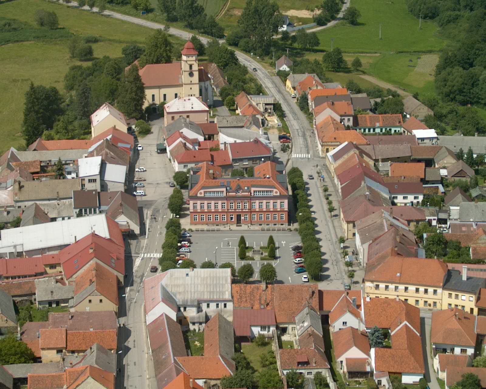 Základní škola Sira Nikolase Wintona Kunžak - Letecký snímek školy uprostrřed náměstí