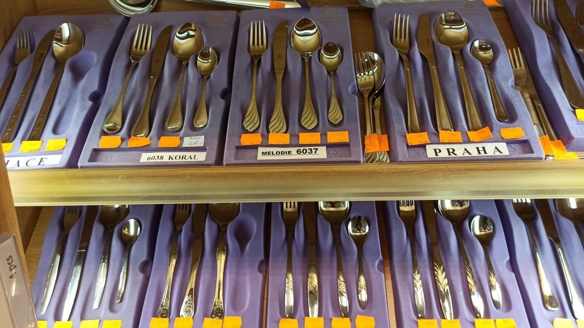 Sklo a porcelán