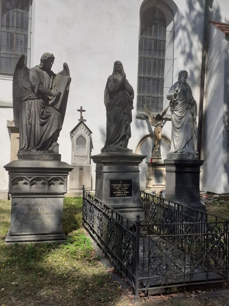 Náhrobky, funerální plastika a reliéfy I. | Jindřichohradecké sochy a památníky