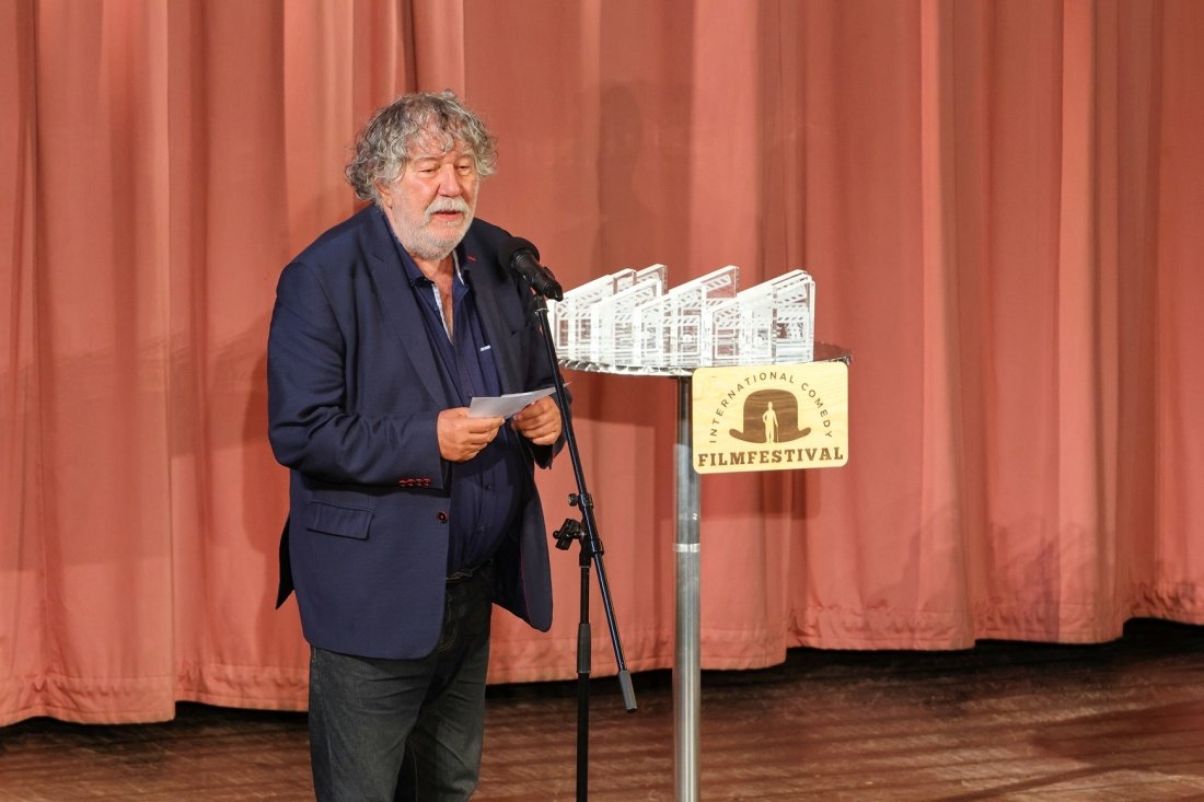 V sobotu 31. května vyvrcholil Mezinárodní festival filmové komedie 2025 slavnostním zakončením v Kulturním domě Střelnice. Během večera proběhlo slavnostní vyhlášení výsledků, které uzavřelo letošní pestrý ročník plný smíchu, filmových zážitků a mezinárodního dialogu skrze humor.